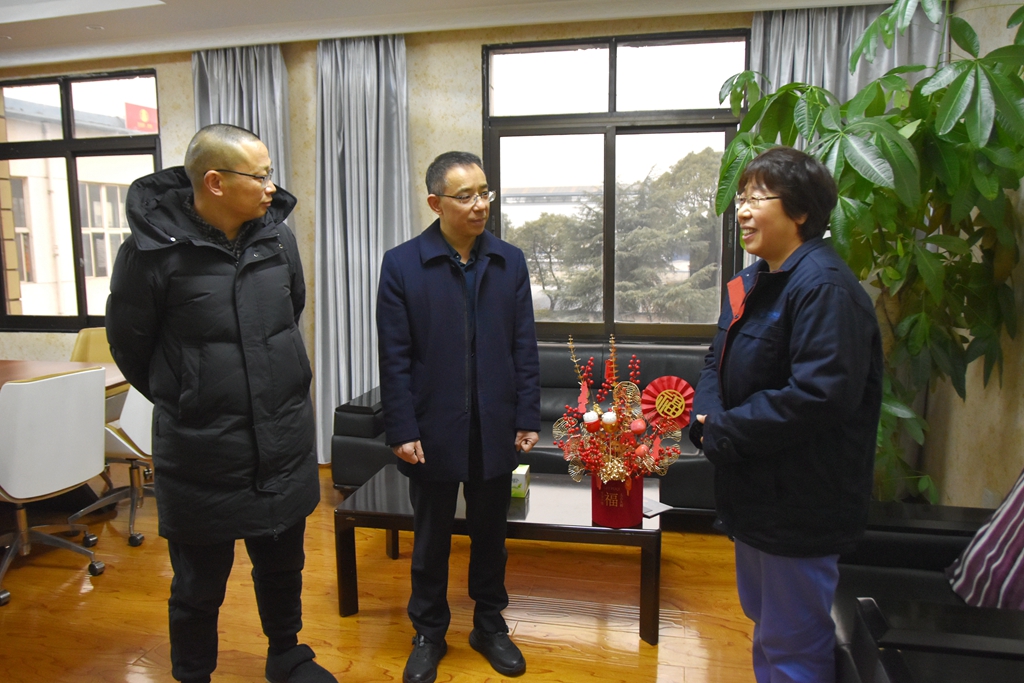 2月2日，羅江區(qū)委書記黃琦率隊(duì)到公司督導(dǎo)檢查“春節(jié)”節(jié)前安全生產(chǎn)工作，走訪慰問專家人才；公司總經(jīng)理?xiàng)钗囊憬邮芪繂枴?月18日、30日，羅江區(qū)委、政府、人大還分別慰問了公司特聘專家田愛娟和安全環(huán)保部王東梅、動(dòng)力分廠趙會(huì)泉、機(jī)建分廠杜海。3..JPG