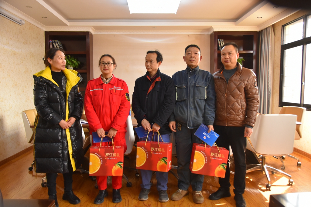 2月2日，羅江區(qū)委書記黃琦率隊(duì)到公司督導(dǎo)檢查“春節(jié)”節(jié)前安全生產(chǎn)工作，走訪慰問專家人才；公司總經(jīng)理?xiàng)钗囊憬邮芪繂枴?月18日、30日，羅江區(qū)委、政府、人大還分別慰問了公司特聘專家田愛娟和安全環(huán)保部王東梅、動(dòng)力分廠趙會(huì)泉、機(jī)建分廠杜海。4.JPG
